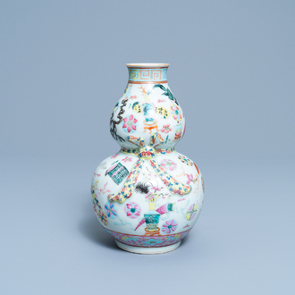 A Chinese famille rose double gourd 'antiquities' vase, 19th C.