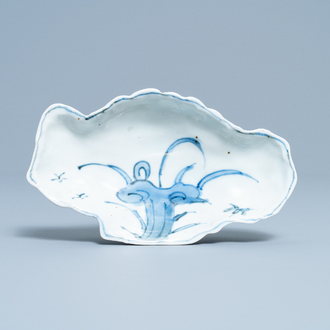 Une coupe en forme de lingzhi en porcelaine de Chine en bleu et blanc de type ko-sometsuke, Tianqi
