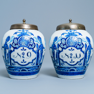 Une paire de pots à tabac en faïence de Delft en bleu et blanc à décor d'indiens, 18ème