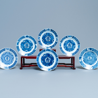 Six coupes aux caractères 'Shou' en porcelaine de Chine en bleu et blanc, Kangxi