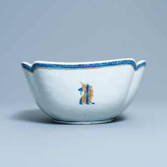 Un bol armorié pour le marché anglais aux armes de Gale en porcelaine de Chine en bleu, blanc et doré, Qianlong