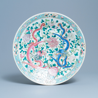 Un grand plat en porcelaine de Chine famille rose à décor de dragons, 19ème