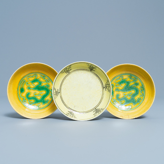 Trois coupes en porcelaine de Chine à fond jaune, 19/20ème