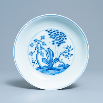 Een Chinese blauw-witte 'Drie vrienden van de winter' schotel, Xuande mark, Kangxi