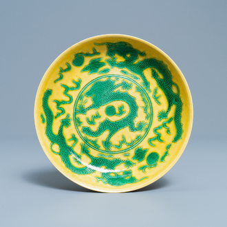 Une coupe en porcelaine de Chine à décor d'un dragon sur fond jaune, marque et époque de Guangxu