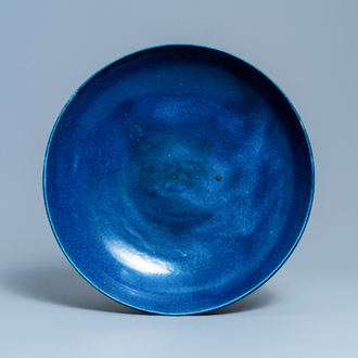 Un grand plat en porcelaine de Chine en bleu monochrome, Qianlong