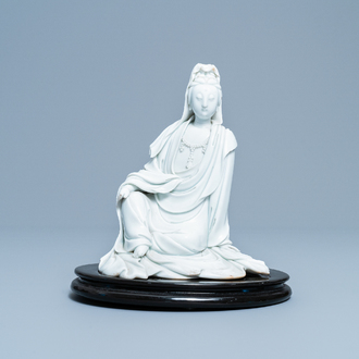 Een Chinese blanc de Chine figuur van Guanyin, zegelmerk, 19/20e eeuw