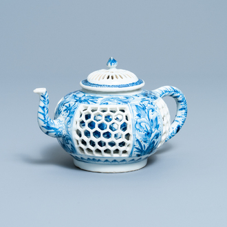 Une théière couverte en porcelaine de Chine en bleu et blanc à double parois ajouré, époque Transition