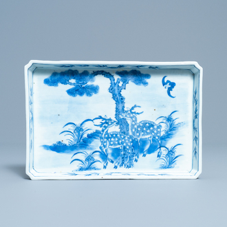 Un plateau de forme rectangulaire en porcelaine de Chine en bleu et blanc à décor de cerfs, Qianlong/Jiaqing