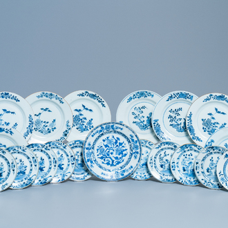 Dix-neuf assiettes en porcelaine de Chine en bleu et blanc, Qianlong