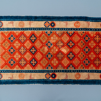 Een rechthoekig Chinees handgeknoopt wollen tapijt, 19/20e eeuw