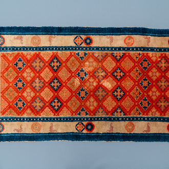 A rectangular Chinese hand-knotted wool carpet, 19/20th C.