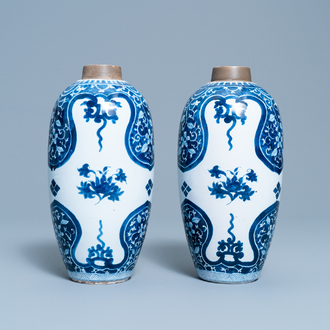 Une paire de vases en faïence de Delft en bleu et blanc à décor de chinoiserie de style Kangxi, vers 1800