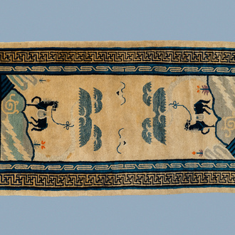 Een rechthoekig Chinees handgeknoopt wollen tapijt, 19/20e eeuw