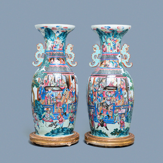 Une paire de grands vases en porcelaine de Chine famille rose à décor 'Wu Shuang Pu', 19ème