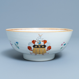 Un bol armorié en porcelaine de Chine famille rose, Qianlong