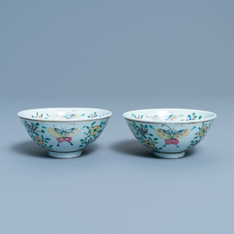 Une paire de bols en porcelaine de Chine famille rose à décor de papillons, marque de Qianlong, 18/19ème