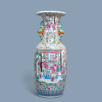 A large Chinese famille rose vase with a court scene and a battle scene, 19th C.