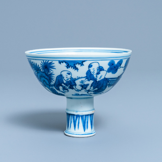 Un bol sur piedouche en porcelaine de Chine en bleu et blanc à décor de garçons jouants, Wanli