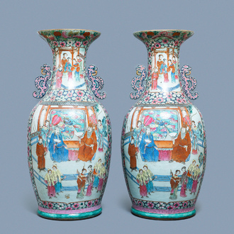 Une paire de grands vases en porcelaine de Chine famille rose, 19ème