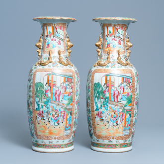 Une paire de vases en porcelaine de Chine famille rose de Canton, 19ème