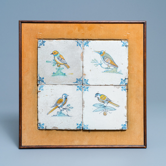 Quatre carreaux en faïence de Delft polychrome figurant des oiseaux, 17ème