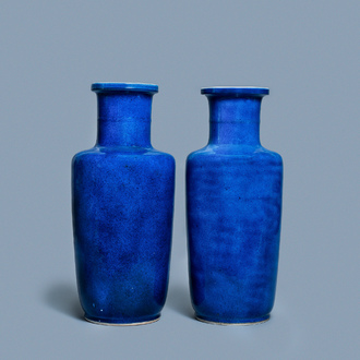 Une paire de vases de forme rouleau en porcelaine de Chine bleu poudré monochrome, Kangxi