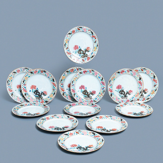 Treize assiettes en porcelaine de Chine famille rose à décor bianco sopra bianco, Qianlong