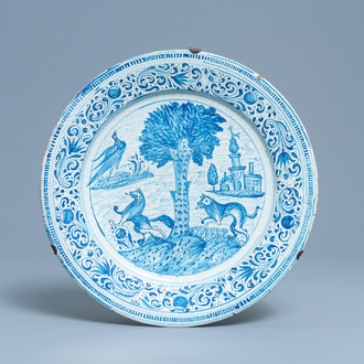 Un plat en faïence en bleu et blanc à décor d'animaux autour d'un arbre, Laterza, Italie, 18ème