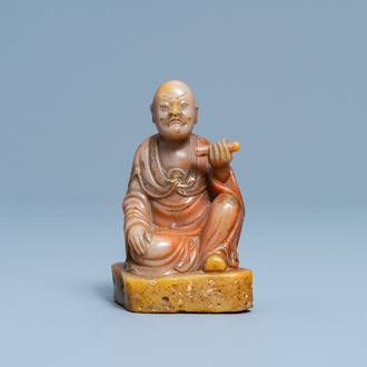 Een Chinese Shoushan zeepstenen figuur van een Luohan, gesign. Yu Xuan, 17/18e eeuw