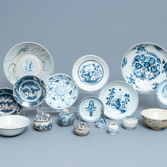 Een gevarieerde collectie Chinees blauw-wit porselein, Ming en later