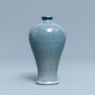 Un vase de forme 'meiping' en porcelaine de Chine 'robin's egg', marque de Daoguang, 20ème