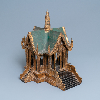 Un temple miniature en bois sculpté doré, Thaïlande, 19/20ème