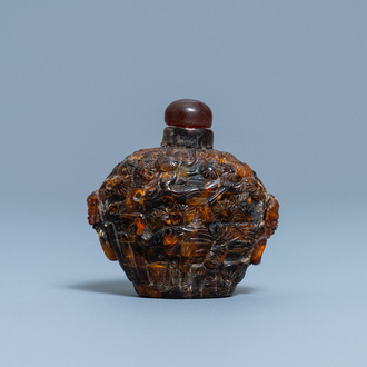 A Chinese amber snuff bottle, 19th C.