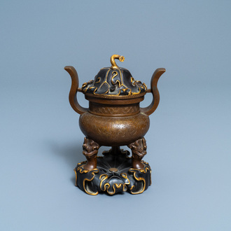 Een Chinese bronzen wierookbrander met 'lotusblad' deksel en sokkel, 17/18e eeuw