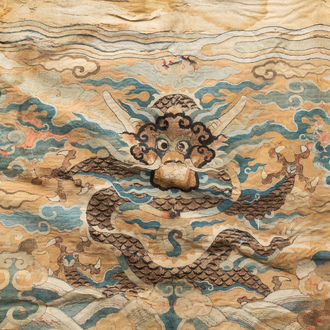 Een Chinees kesi geweven paneel met een draak, Wanli