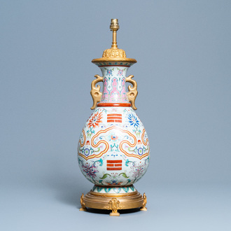 Un vase en porcelaine de Chine famille rose à décor de trigrammes monté en lampe en bronze doré, marque de Yongzheng, République