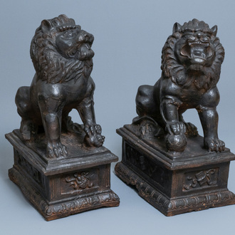 Une paire de grands modèles de lions en fer de fonte, marque et époque de Ming