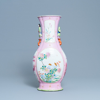 Un vase en porcelaine de Chine famille rose aux médaillons de paysages et de décors floraux, Qianlong