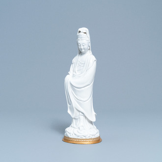 Een Chinese blanc de Chine figuur van Guanyin op verguld bronzen voet, 18/19e eeuw