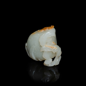 Un modèle d'une pêche en jade céladon et rouille, Ming