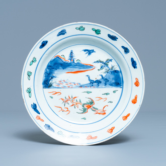 Une assiette en porcelaine de Chine wucai de type ko-sometsuke, époque Transition