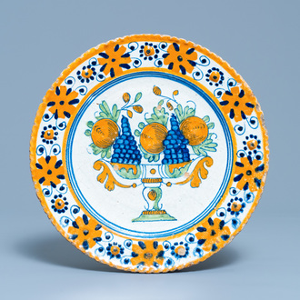 Een polychrome majolica noppenschotel met een tazza met fruit, Nederland, 1e helft 17e eeuw