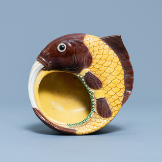 Un lave-pinceaux en forme de carpe en porcelaine de Chine à émail sancai, marque de Qianlong, 19ème
