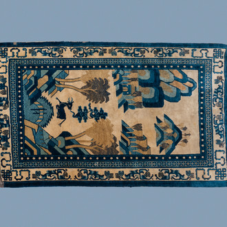Een rechthoekig Chinees zijden tapijt met een hert, Peking, 19e eeuw