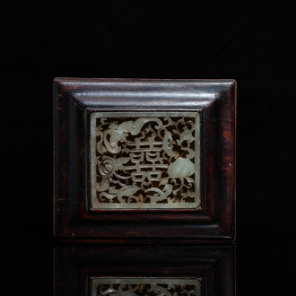 Een Chinese opengewerkte plaquette in celadon jade, Qing