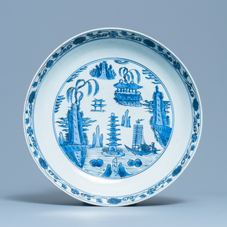 Un grand plat en porcelaine de Chine en bleu et blanc à décor d'un paysage, Jiajing