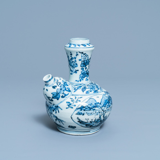 Un kendi en porcelaine de Chine en bleu et blanc, Wanli