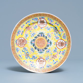 Une assiette d'anniversaire en porcelaine de Chine à fond jaune, marque et époque de Guangxu