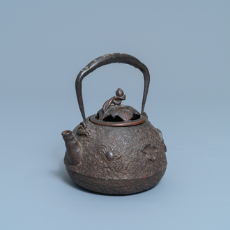 A Japanese cast iron 'tetsubin' teapot with shells and crabs, Edo/Meiji, 18/19th C.